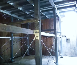 駐車場を底から支える柱と梁